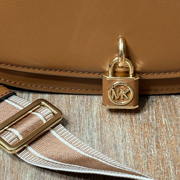 Michael Kors Medium Leather Messenger - Picture 3 of 7